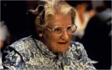 Dans Mrs Doubtfire - © http://www.allocine.fr/personne/fichepersonne-1191/photos/detail/?cmediafile=18827320