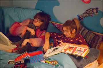 Lou (Lola Lasseron), sa mère (Ludivine Sagnier) et le chat - © http://www.allocine.fr/film/fichefilm-223062/photos/detail/?cmediafile=21113747