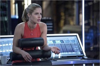 Emily Bett Rickards dans le rôle de Felicity Smoak, saison 3 - © http://www.allocine.fr/series/ficheserie-10839/photos/detail/?cmediafile=21138753