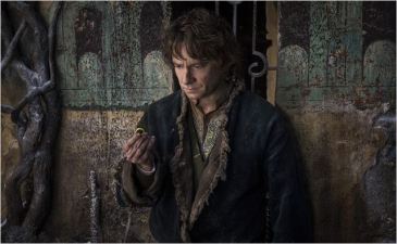 Bilbo (Martin Freeman) et l'Anneau - © http://www.allocine.fr/film/fichefilm-210516/photos/detail/?cmediafile=21160222